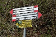 33 Indicazioni all' incrocio sol sentiero-sterrata che proviene dal Ponte della Lavina